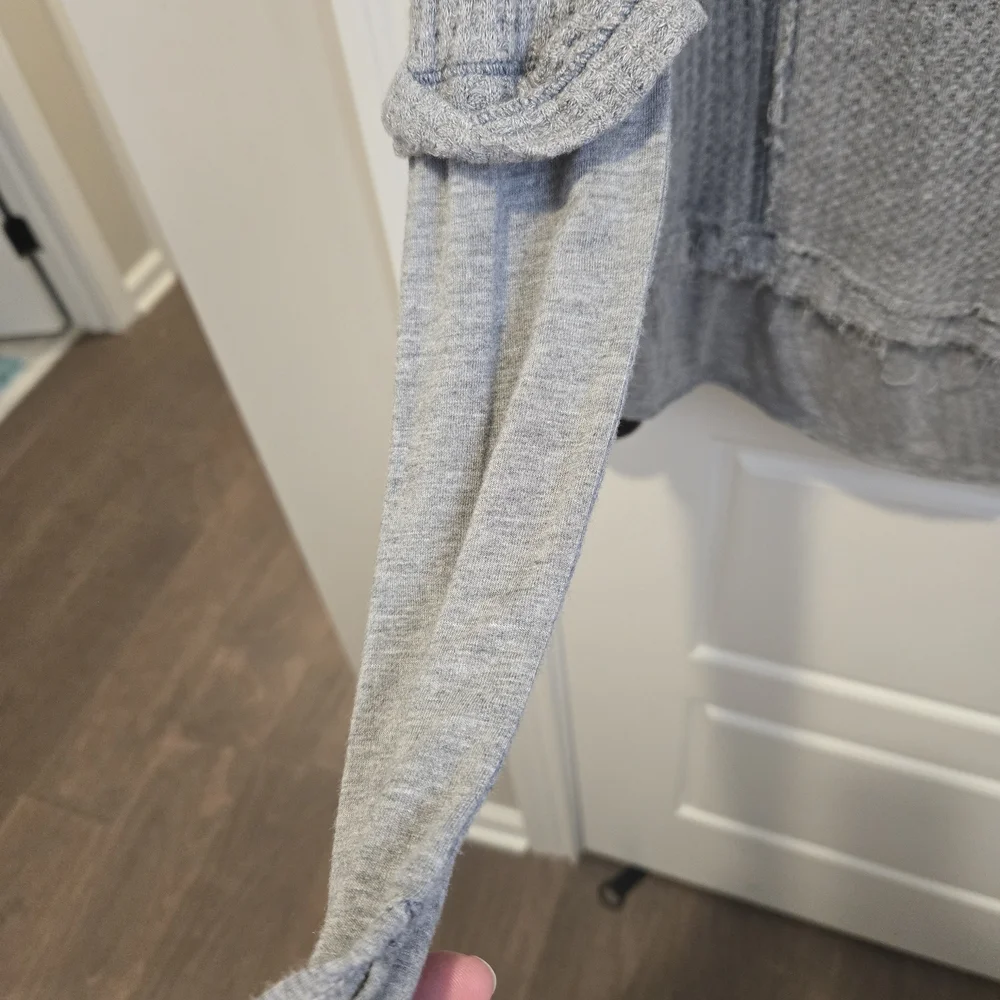 We The Free Gray V-Neck Oversized Distressed Long Sleeve Top Size Small - Picture 6 of 7